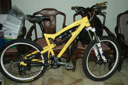 hindarto s Santa Cruz Nomad 2009 Yellow Singapore bicycle