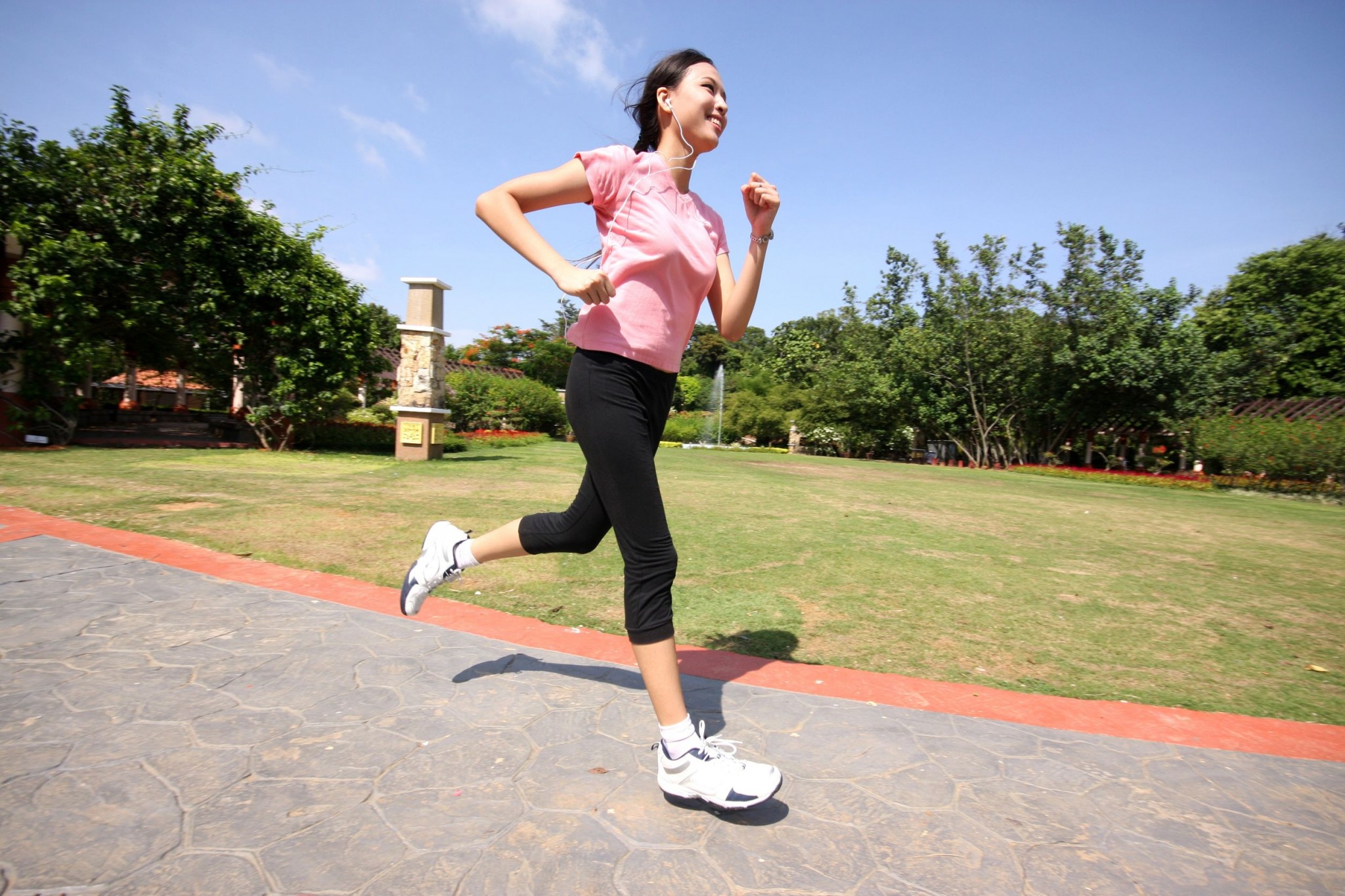 She is running. Бег на улице. Женщины бег на улице. Бегом на учебу. Девушка бежит на учебу.